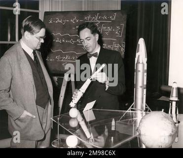 John Allen, a destra, della Avro Weapons Research Division, ha discusso le precisioni estreme di lancio necessarie per le sonde lunari in una conferenza alla sezione laureati e studenti della Royal Aeronautical Society al n.4 di Hamilton Place il 7 ottobre 1959. Sulla sinistra si trova Charles H. Gibbs-Smith. Foto Stock