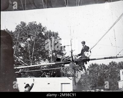 Alberto Santos-Dumont in airship car. Foto Stock