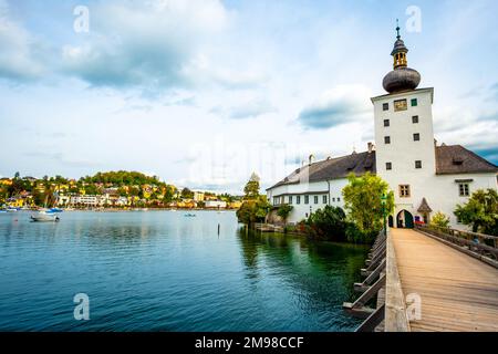 Ponte di legno per il castello Schloss Ort a Gmunden, Austria Foto Stock