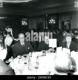 Da sinistra: Lord Sempill, Sir George Gardner, ACM Sir Francis Fogarty e Mrs Rodwell Banks, al pranzo del 94th° anniversario del Dorchester Hotel, Londra, il 12 gennaio 1960. Foto Stock