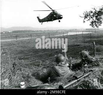 Westland Wessex HC2 di No72 Squadron, RAF Odiham, durante un assalto in elicottero durante l'esercitazione Spearhead, dove dieci elicotteri sono stati volati in Germania per rinforzare No18 Squadron nel loro ruolo di supporto dell'esercito. Foto Stock