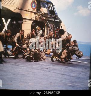 I Royal Marine Commandos riimbarcano da un elicottero Westland Wessex a una Royal Navy Commando Carrier. Foto Stock