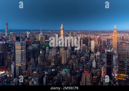 New York, USA - 30 aprile 2022: Skyline di New York alla fine del tramonto con Chrysler Building in primo piano Foto Stock