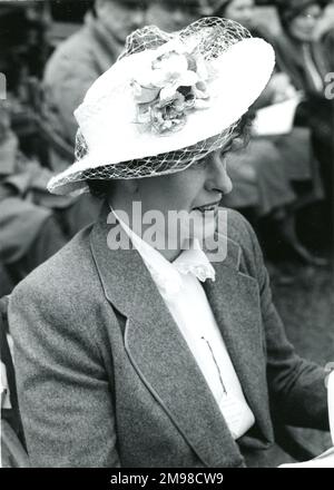 Ospite del 1951 Royal Aeronautical Society Garden Party presso il White Waltham Aerodromo il 6 maggio. Foto Stock