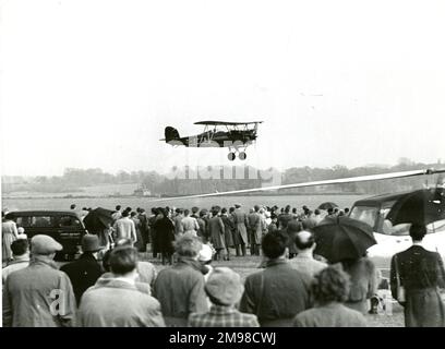 Neville Duke Flying Hawker Tomtit G-AFTA al 1951 Royal Aeronautical Society Garden Party presso il White Waltham Aerodromo il 6 maggio. Foto Stock