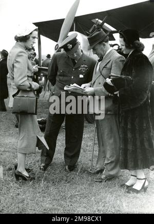 Gli ospiti si trovano di fronte al Sopwith Pup, appartenente alla Shuttleworth Collection, al Royal Aeronautical Society Garden Party del 1951, presso il White Waltham Aerodromo, il 6 maggio. Foto Stock