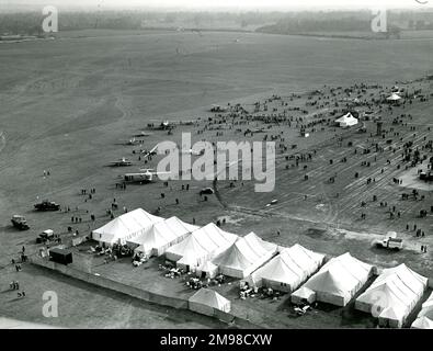 Il 1951° Royal Aeronautical Society Garden Party presso il White Waltham Aerodromo il 6 maggio. Foto Stock