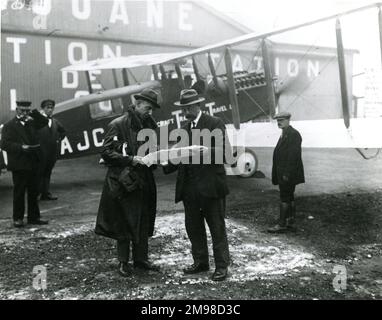De Havilland DH4A, G-EAJC, di Aircraft Transport and Travel Ltd. Il 25 agosto 1919 Lt E.H. (Bill) Lawford ha volato il primo servizio passeggeri commerciale su questo aeromobile, volando da Hounslow a le Bourget in 2 ore e 30 minuti con il passeggero G.M. Stevenson-Reece of the Evening Standard e una partita di Grouse, giornali, cuoio e Devonshire Cream. Foto Stock