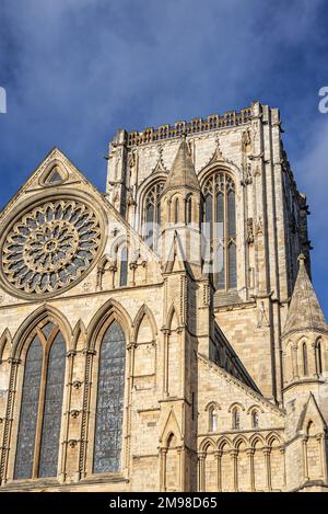 L'architettura gotica delle torri di York Minster catturato in un sole d'inverno. Un cielo con nuvola è sopra. Foto Stock