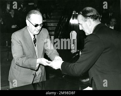 Sir Sydney Camm, CBE, FRAeS, 1893-1966, Raes Presidente 1954-1955, A destra, presenta H.B. Howard con la Royal Aeronautical Society Medal Bronze prima della 42nd conferenza Wilbur Wright il 20 maggio 1954 presso la Royal Institution, 21 Albemarle Street, Londra. Foto Stock