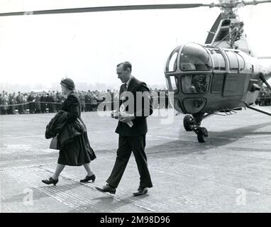 G.P. maggiore Bulman, CBE, FRAeS, presidente della Royal Aeronautical Society 1950-1951 e sua moglie arrivano al 1951 Royal Aeronautical Society Garden Party presso il White Waltham Aerodromo il 6 maggio da un Westland S51 volato da D. Colvin. Foto Stock