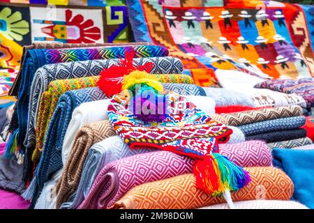 Cappello e coperte colorate a maglia sul negozio di strada in Perù Foto Stock