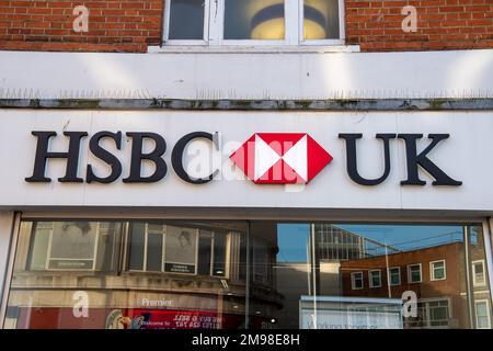 Slough, Berkshire, Regno Unito. 14th dicembre 2022. Una filiale bancaria HSBC UK a Slough High Street. Slough ha ancora un certo numero di banche aperte, mentre molte filiali hanno già chiuso nelle città vicine. Credito: Maureen McLean/Alamy Foto Stock