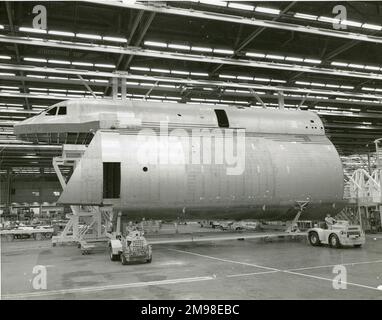 La fusoliera anteriore della prima Galassia Lockheed C-5A viene spostata nella maschera di accoppiamento corpo a Lockheed-Georgia. Foto Stock