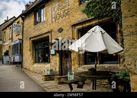 La Porch House, che si dice sia la locanda più antica d'Inghilterra, si trova a Stow-on-the-Wold, nella città del mercato di Cotswold. Foto Stock