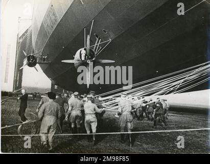 LZ 129 Hindenburg a Francoforte, il 14 maggio 1936 dopo il volo di ritorno in Europa da Lakehurst, New Jersey. Foto Stock