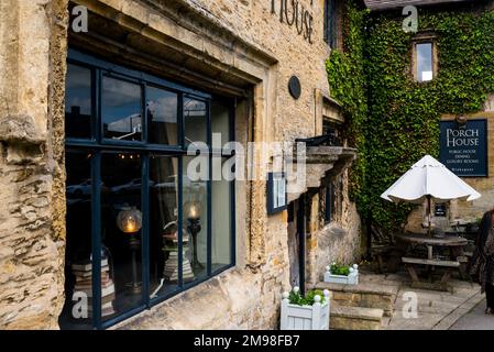 La Porch House, che si dice sia la locanda più antica d'Inghilterra, si trova a Stow-on-the-Wold, nella città del mercato di Cotswold. Foto Stock