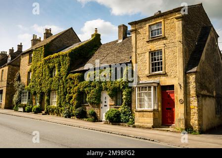 Casa a tre piani con terrazza, sito di secondo livello, Rogers Cottage in Sheep Street, nella cittadina di Cotswold, Stow-on-the-Wold, Inghilterra. Foto Stock