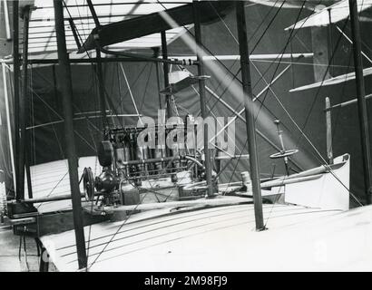 Il motore a quattro cilindri Maxim 80hp raffreddato ad acqua nel biplano Maxim 1910 di Crayford, Kent. Foto Stock