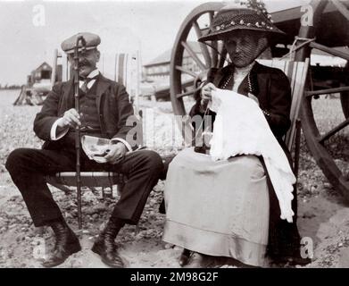 Marito e moglie in vacanza, seduti sulla spiaggia di Southwold, Suffolk. Sono Arthur ed Ellen Auerbach. Foto Stock