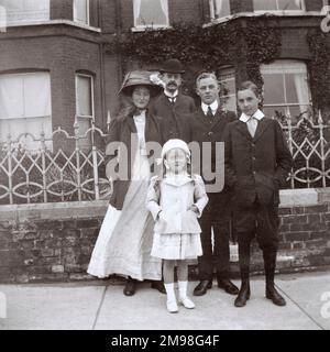 Padre (Arthur Auerbach) e i suoi quattro figli (Albert, Harold, Lucy e Violet) in posa per una foto sul marciapiede al di fuori della loro casa vacanze a 25 North Parade, Southwold, Suffolk, estate 1911. Foto Stock