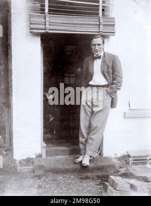 Reg carter (1886-1949), artista commerciale freelance, fuori dal suo studio a Granville House, High Street, Southwold, Suffolk. Ha tenuto lezioni di pittura al giovane Harold Auerbach quando quest'ultimo si trovava a Southwold in vacanza. Foto Stock