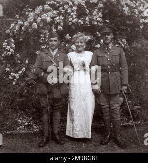 Madre e due figli in un giardino, 1917 luglio -- Ellen Auerbach con i figli Albert (r) e Harold (l), entrambi in servizio nelle forze durante la prima guerra mondiale. Foto Stock