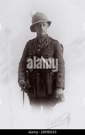 Studio photo, un giovane del 4/1st City of London Regiment, Royal Fusiliers, visto qui in uniforme e casco di Pith, novembre 1915. È Albert Auerbach (1894-1918). Foto Stock