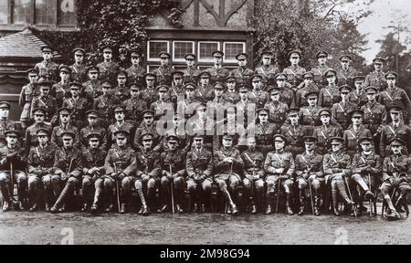 Foto di gruppo, ufficiali del Battaglione del 1st, Regimento di Londra, Royal Fusiliers, insieme al Principe del Siam, al Blackdown Camp, vicino ad Aldershot, nell'aprile 1918. Tra di loro è Albert Auerbach (1894-1918), 2nd fila, 3rd da sinistra. Foto Stock