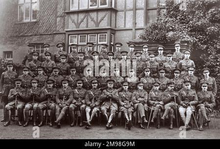 Foto di gruppo, uomini del Battaglione della Riserva 1st, Regimento di Londra, Royal Fusiliers, al Blackdown Camp vicino ad Aldershot, nel Dicembre 1917. Tra di loro è Albert Auerbach (1894-1918), 2nd fila, 5th da destra. Foto Stock