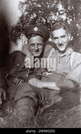 Due giovani soldati che si rilassano nel campo di allenamento, Warlies Park, Roydon, Essex, luglio 1916. Sono George Clark e Harold Auerbach. Foto Stock