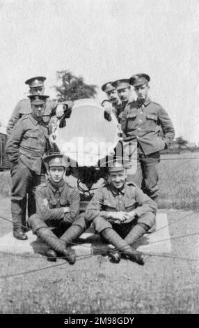 Giovani soldati nel campo di allenamento al Warlies Park, Roydon, Essex, rilassandosi al sole. Foto Stock