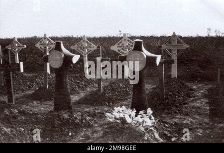 Tombe di uomini d'equipaggio Royal Flying Corps, Francia settentrionale, prima guerra mondiale. Più vicino alla macchina fotografica sono le tombe di Smith e Ranney, che sono morti durante il volo notturno il 31 luglio 1918. Foto Stock