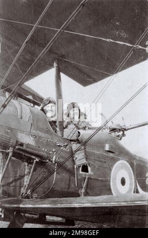 Due equipanti RFC in aereo, a Villeselve, Oise, Francia settentrionale, marzo 1918. Foto Stock