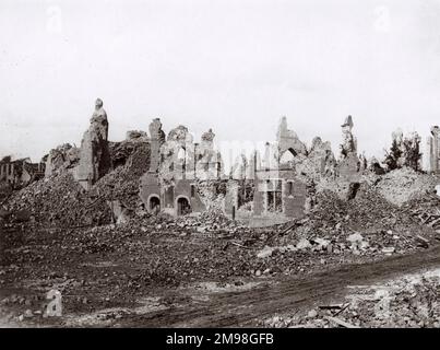 Bombardamento danni a un edificio religioso a Bailleul, Nord, Francia settentrionale, nel luglio 1918, dopo l'avanzata tedesca nel mese di aprile. Foto Stock