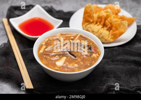 Tradizionale zuppa giapponese calda e acida cotta. Foto Stock