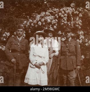 Due fratelli e due sorelle in un giardino, 1917 luglio - sono, da sinistra a destra, Harold, Violet, Lucy e Albert Auerbach. I fratelli erano entrambi al servizio delle forze durante la prima guerra mondiale. Foto Stock