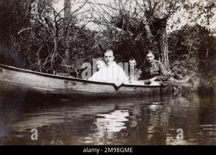 Quattro uomini in una barca a remi, probabilmente sul fiume di Oxford durante la prima guerra mondiale. Il giovane in uniforme sulla destra è Harold Auerbach, che stava seguendo l'addestramento con il Royal Flying Corps. Foto Stock