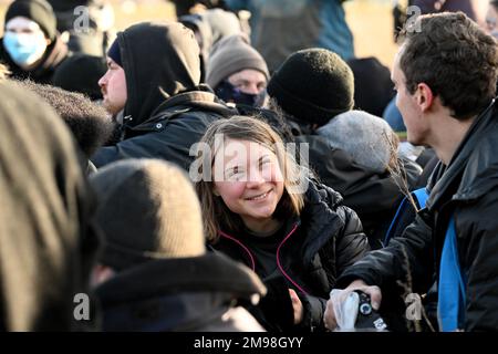 Erkelenz, Germania. 17th Jan, 2023. L'attivista del clima Greta Thunberg (M) è stato anche a portata di mano durante le dimostrazioni ai margini della miniera di lignite di Garzweiler II opencast dopo lo sminamento di Lützerath. Credit: Federico Gambarini/dpa/Alamy Live News Foto Stock