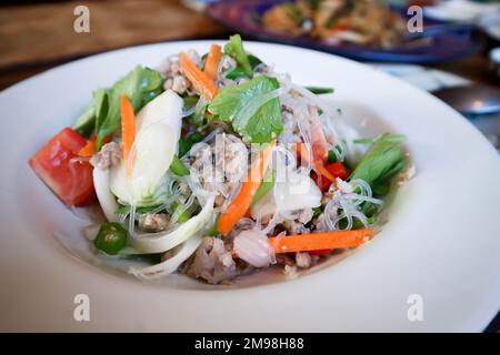 Insalata piccante o insalata di tagliatelle, insalata tailandese piccante o vermicelli e insalata di maiale tritata o insalata di vermicelli per servire Foto Stock