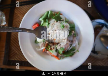 Insalata piccante o insalata di tagliatelle, insalata tailandese piccante o vermicelli e insalata di maiale tritata o insalata di vermicelli per servire Foto Stock