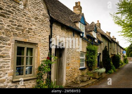 Tetto in ardesia inglese e dormitori su cottage terrazzati nelle Cotswolds, Stow-on-the-Wold, Inghilterra. Foto Stock