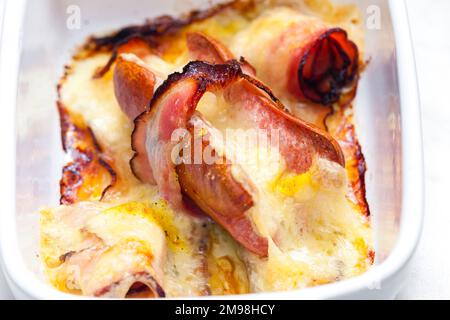 wurst in pancetta al forno con formaggio chedar Foto Stock