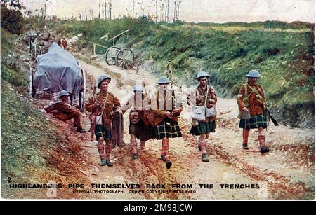 Gli Highlanders si rimandano dalle trincee, WW1. Foto Stock