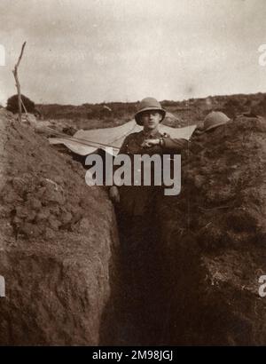 Soldato in una trincea di comunicazione, forse in Medio Oriente, durante la prima guerra mondiale. Egli è Albert Auerbach dei reali Fusiliers, ucciso in azione nella Somme il 1 settembre 1918. Foto Stock