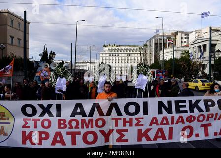 Atene, Grecia. 17th Jan, 2023. I manifestanti marciano con bandiere e gridando slogan contro il governo. I lavoratori comunali sono scesi in strada per protestare per gli ambienti di lavoro non sicuri dopo che una donna è morta durante il suo lavoro, aggiungendo alle già numerose morti e lesioni gravi che soffrono. (Credit Image: © Nikolas Georgiou/ZUMA Press Wire) SOLO PER USO EDITORIALE! Non per USO commerciale! Foto Stock