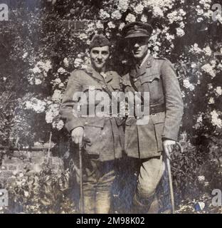 Due fratelli in un giardino a Cheam, 1917 luglio -- sono Albert Auerbach (r) e Harold Auerbach (l), entrambi serventi nelle forze durante la prima guerra mondiale. Foto Stock