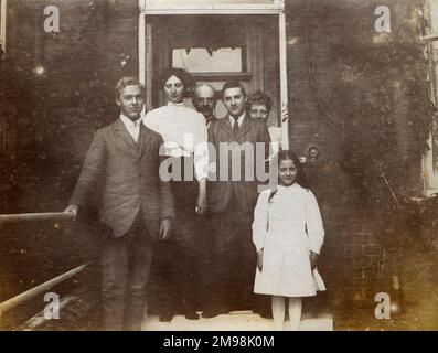 Gruppo di famiglia fuori della loro casa di vacanza a 25 North Parade, Southwold, Suffolk -- Albert, Lucy, Arthur, Harold, Ellen e Violet Auerbach, estate 1912. Foto Stock