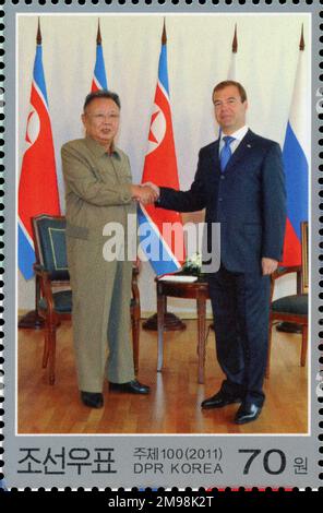 2011 timbro della Corea del Nord. Visita di Kim Jong il nelle regioni dell'Estremo Oriente della Russia. Kim Jong il scuote le mani con Dmitry Medvedev Foto Stock