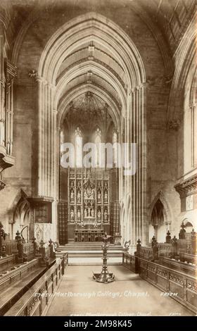 Interno della Marlborough College Chapel, Wiltshire -- l'East End, che mostra l'altare, il leggio e le bancarelle del coro. Foto Stock